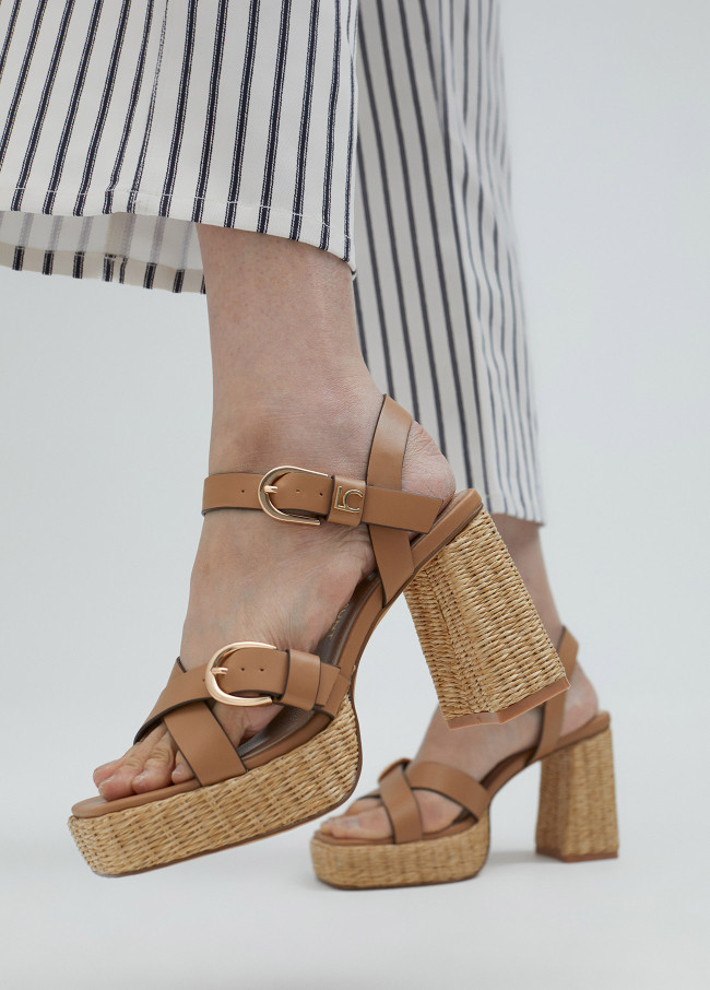 Sandalen mit Absatz und Schnalle