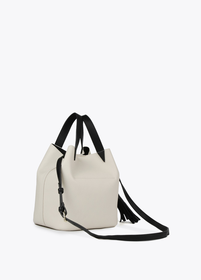 Zweifarbige Tasche mit Quaste