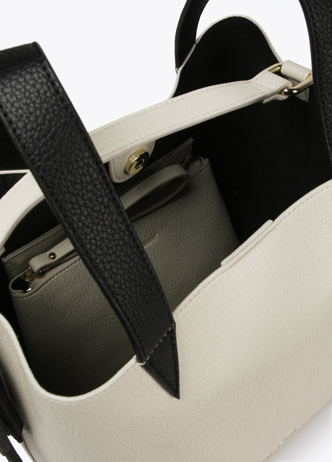 Bolso bicolor con borla