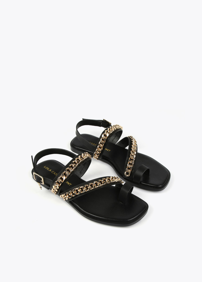 Flache Sandalen mit Kettendetail