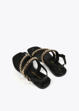 Flache Sandalen mit Kettendetail