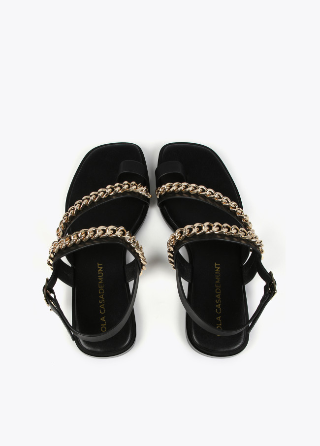 Flache Sandalen mit Kettendetail