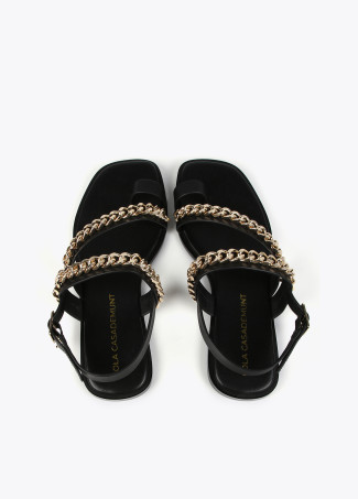 Flache Sandalen mit Kettendetail