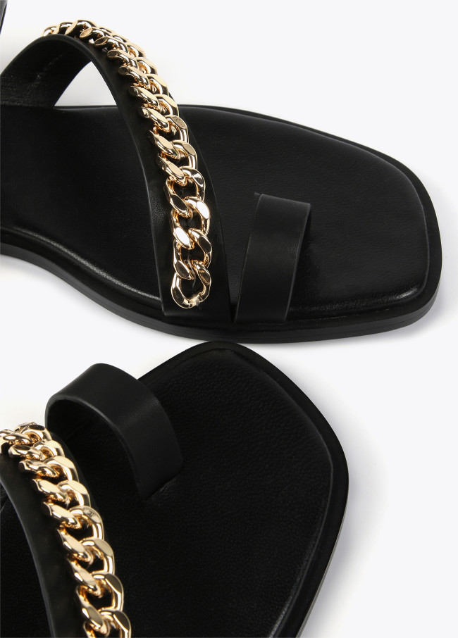 Flache Sandalen mit Kettendetail
