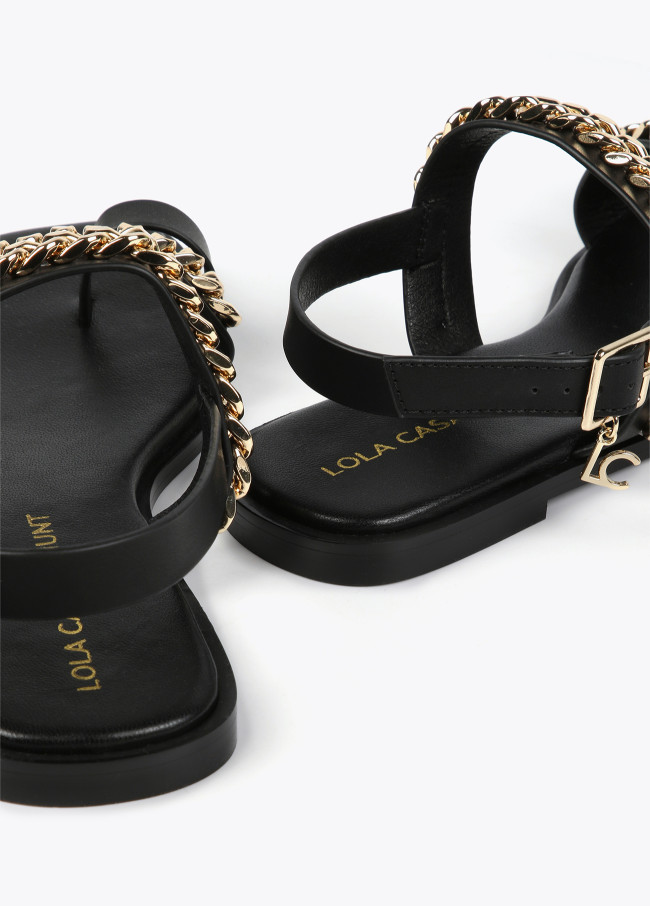 Flache Sandalen mit Kettendetail