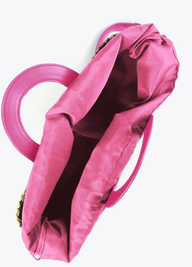 Kleine Korbtasche mit Nieten