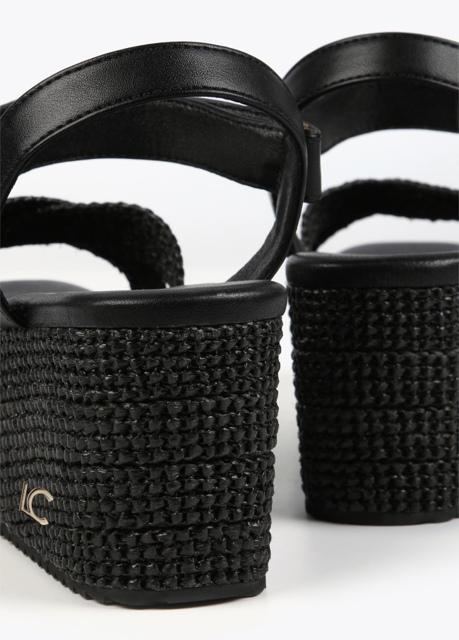 Sandalen mit Plateau mit Metallic-Details