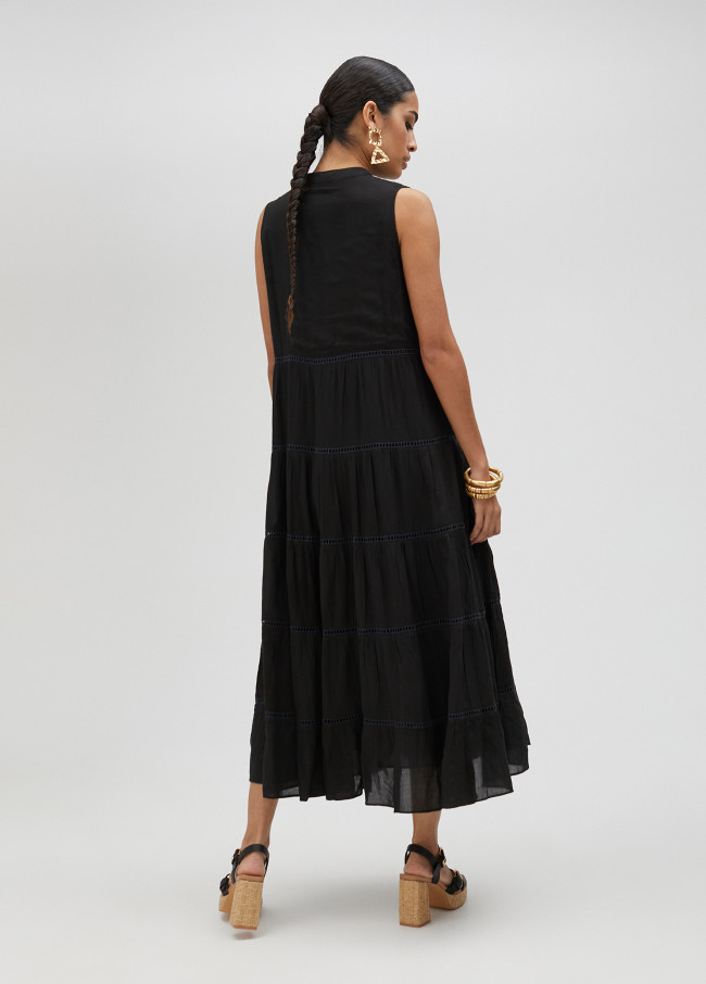 Vestido con bordado multicolor.