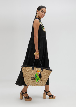 Vestido con bordado multicolor.