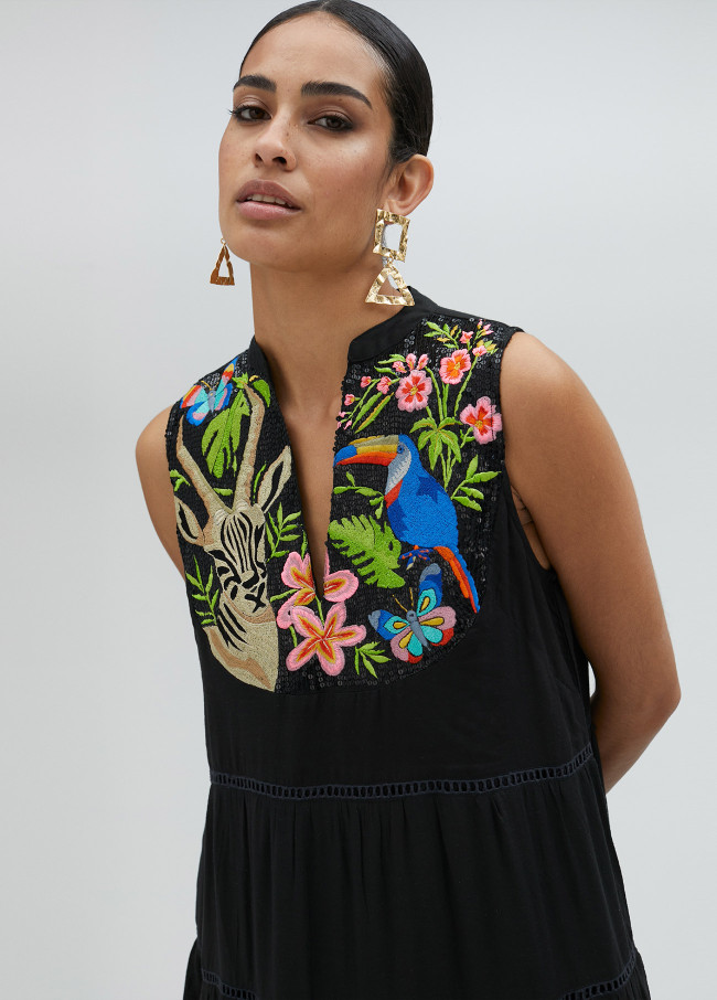 Vestido con bordado multicolor.