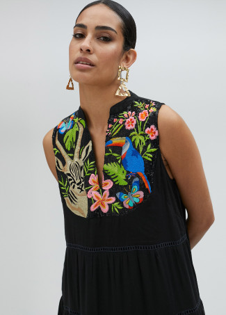 Vestido con bordado multicolor.