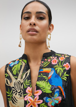 Vestido con bordado multicolor.