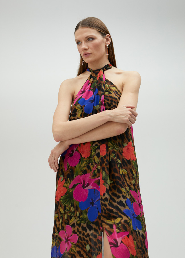 Vestido de gola halter e animal print