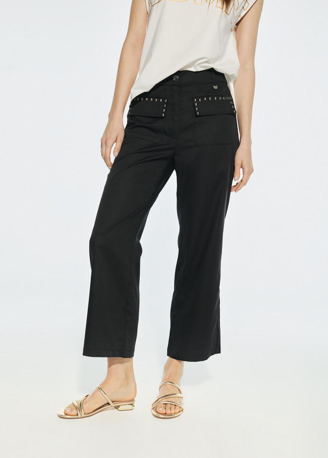 Pantalón recto detalle tachas