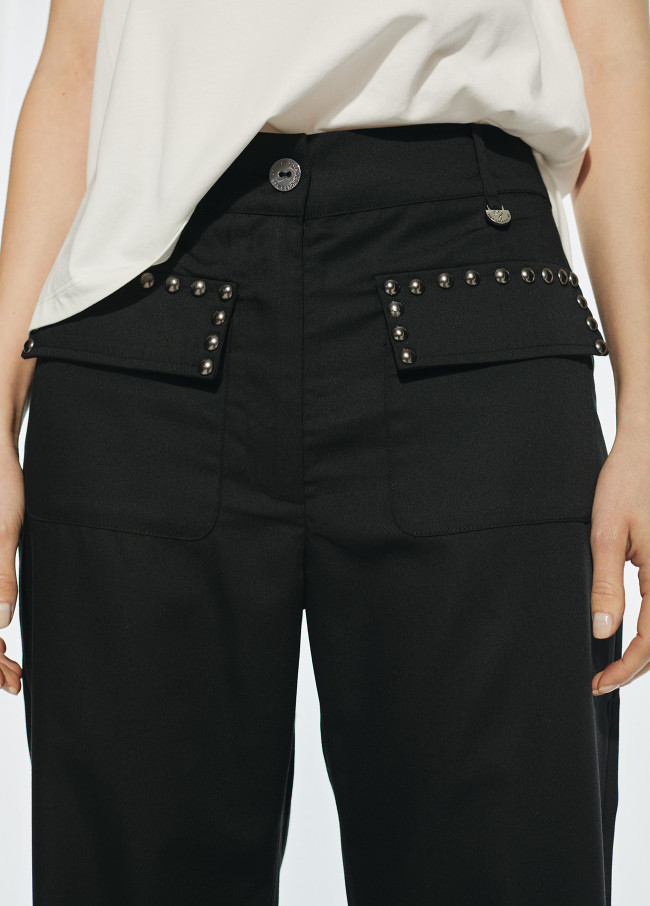 Pantalón recto detalle tachas