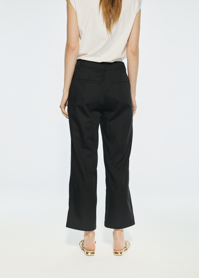 Pantalón recto detalle tachas