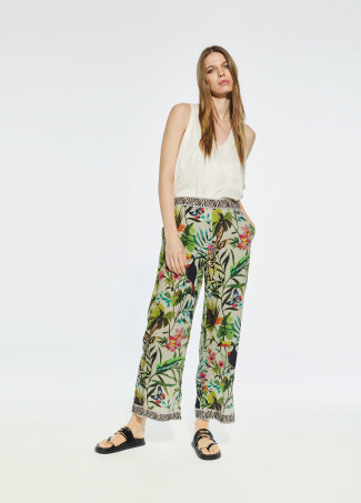 Calças compridas com estampado da selva