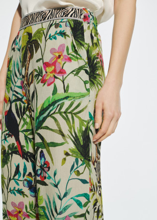 Calças compridas com estampado da selva