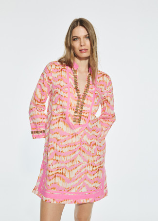 Short kurta with 3/4 sleeves and embroidered neckline