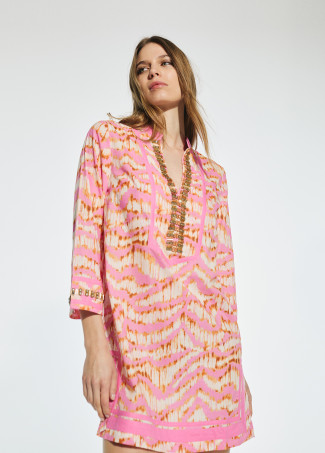 Short kurta with 3/4 sleeves and embroidered neckline