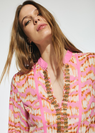 Short kurta with 3/4 sleeves and embroidered neckline