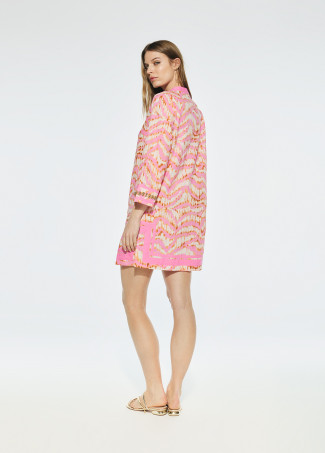 Short kurta with 3/4 sleeves and embroidered neckline
