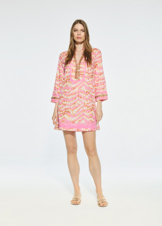 Short kurta with 3/4 sleeves and embroidered neckline