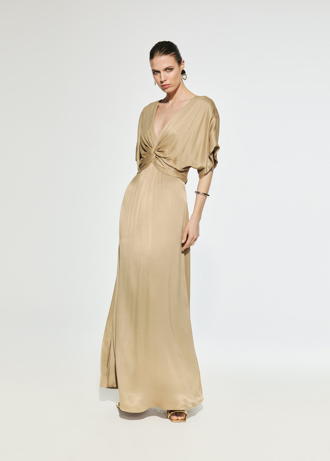 Langes Kleid mit drapierter Taille