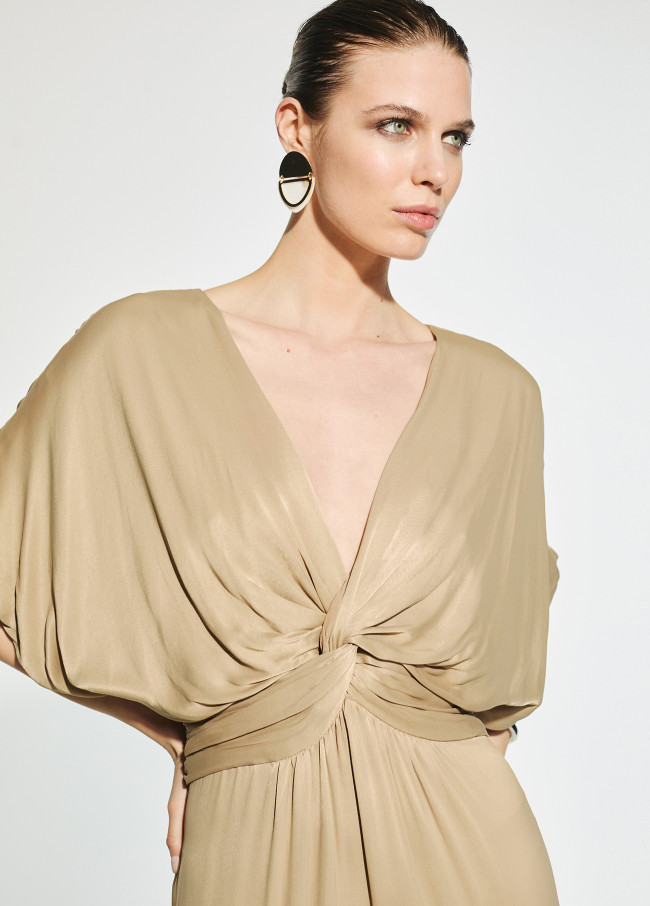 Vestido largo con drapeado en cintura