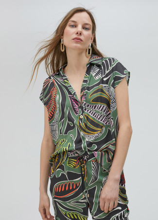 Blusa com estampado tropical