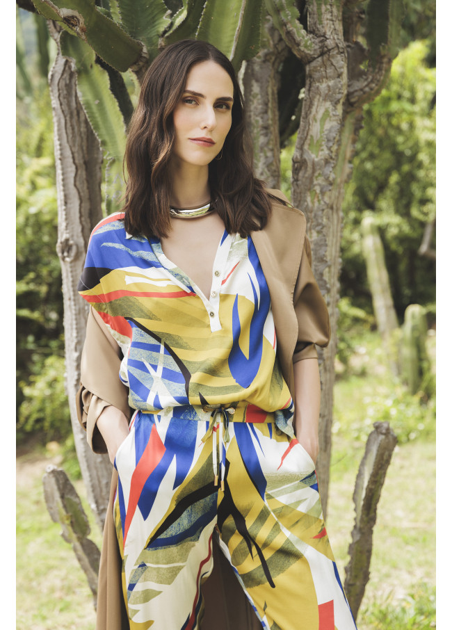 Calças jogger acetinadas com estampado tropical