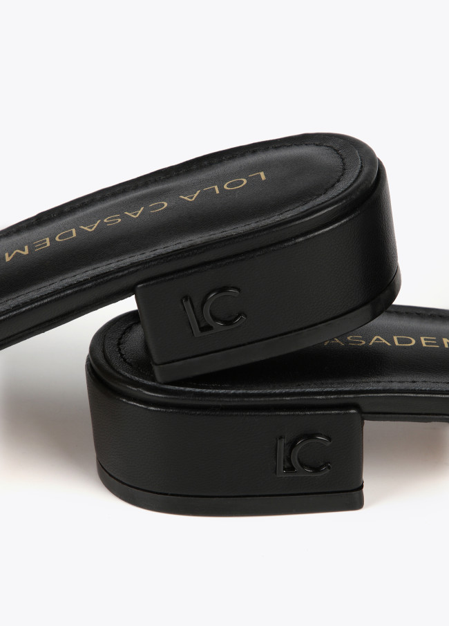 Flache Sandalen aus Mesh mit Monogramm