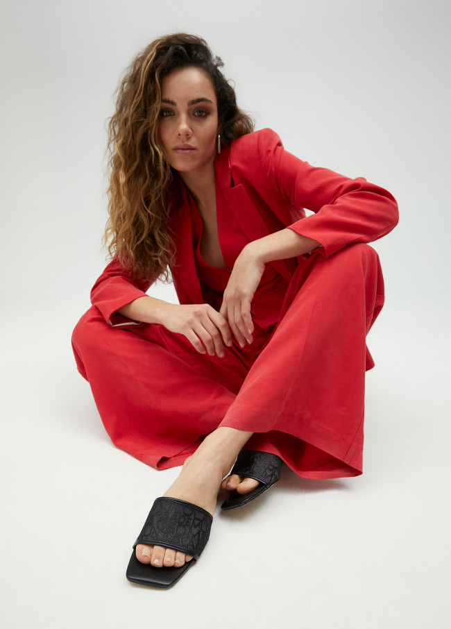 Sandália de pala em mesh com monograma