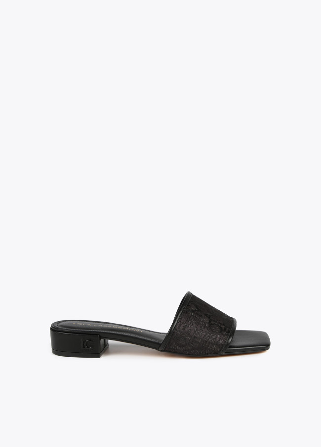 Flache Sandalen aus Mesh mit Monogramm