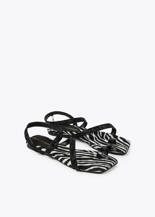Metallische Riemchensandalen mit Zebraprint auf...