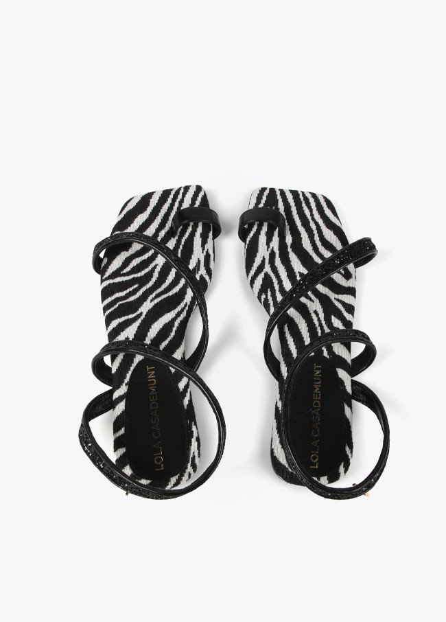 Sandalia de tiras con animal print