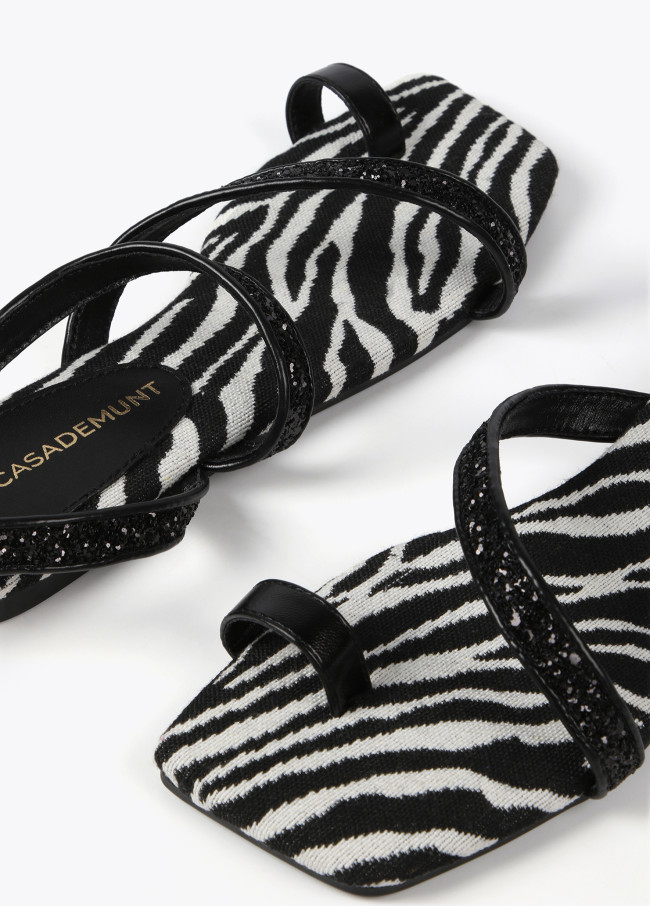 Sandalia de tiras con animal print