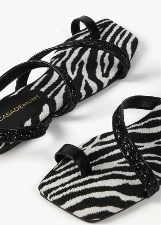 Sandália de tiras metalizadas com palmilha estampada em zebra
