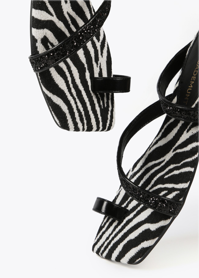 Sandalia de tiras con animal print