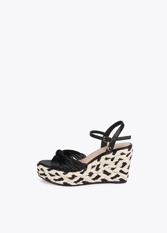 Chaussures compensées détail tressé