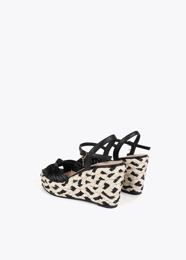 Chaussures compensées détail tressé