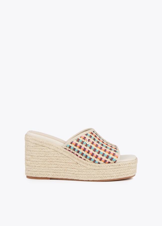 Zueco multicolor con plataforma