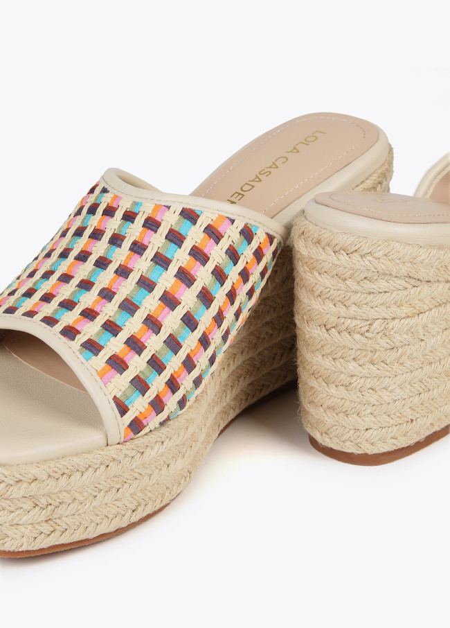 Mehrfarbiger Clog mit Plateau