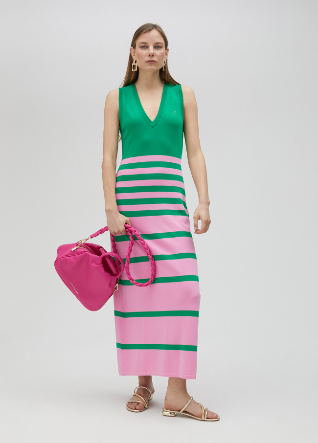 Langes, zweifarbiges Strickkleid