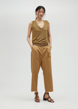 Top in maglia con occhielli