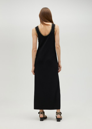 Kleid mit goldfarbenen Ösen