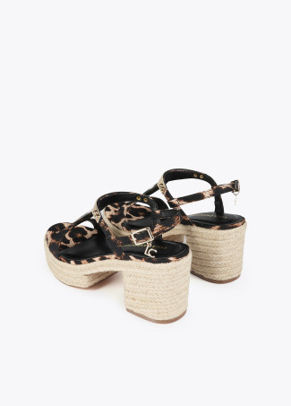 Sandalia de tacón en esparto y detalle metalizado