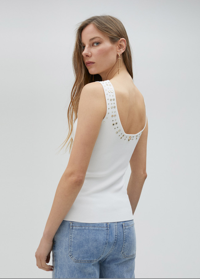 Top de malha com strass na gola