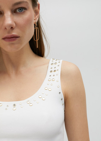 Top de malha com strass na gola