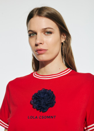 Camiseta manga corta con flor frontal